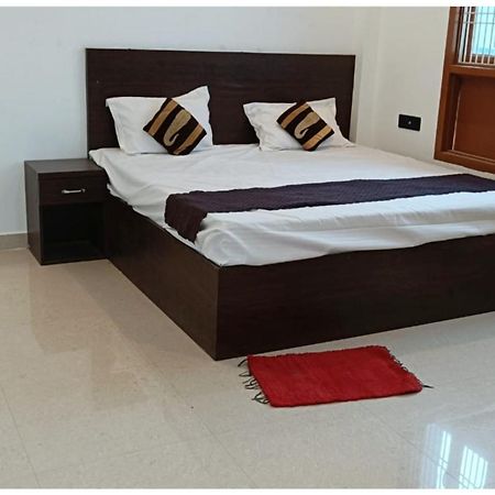 Hotel Aparna Grand Near Ram Janam Bhoomi And Temple - Fully Air Conditioned - Free Wifi Available - Best Budget Hotel In Ayodhya Экстерьер фото