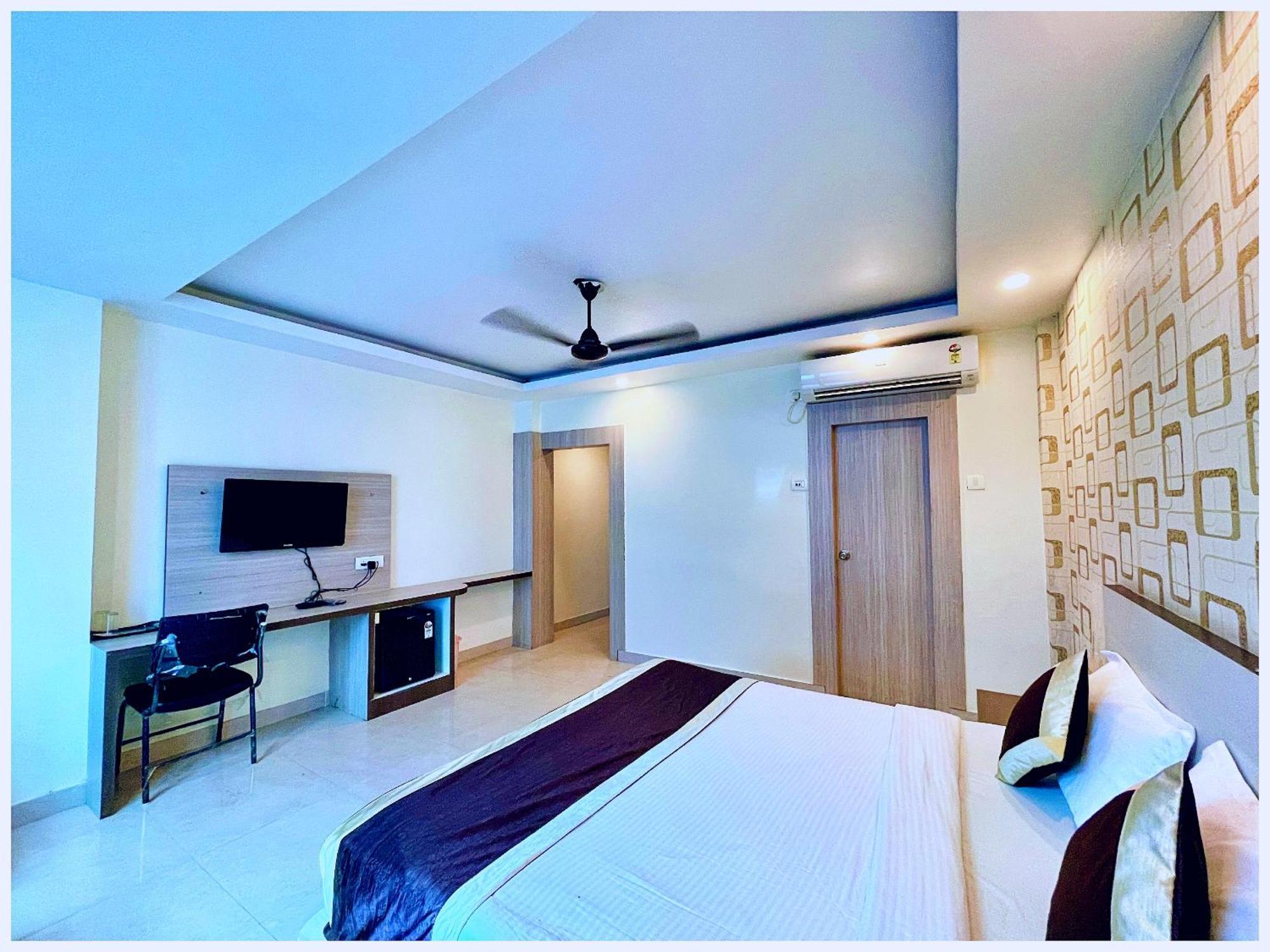 Hotel Aparna Grand Near Ram Janam Bhoomi And Temple - Fully Air Conditioned - Free Wifi Available - Best Budget Hotel In Ayodhya Экстерьер фото