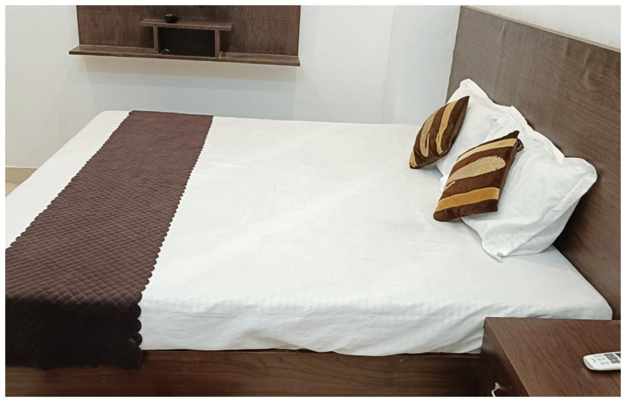 Hotel Aparna Grand Near Ram Janam Bhoomi And Temple - Fully Air Conditioned - Free Wifi Available - Best Budget Hotel In Ayodhya Экстерьер фото