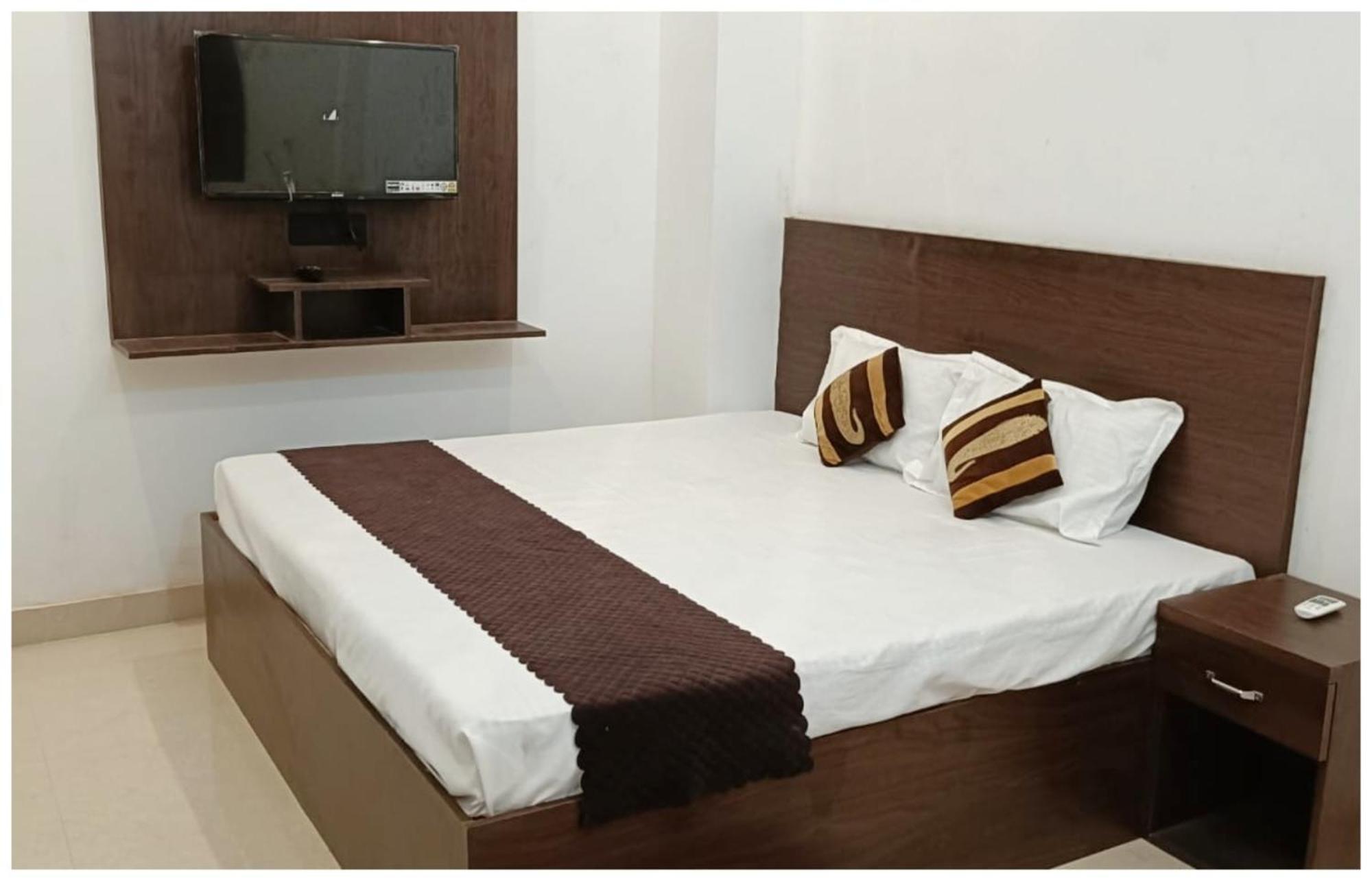 Hotel Aparna Grand Near Ram Janam Bhoomi And Temple - Fully Air Conditioned - Free Wifi Available - Best Budget Hotel In Ayodhya Экстерьер фото